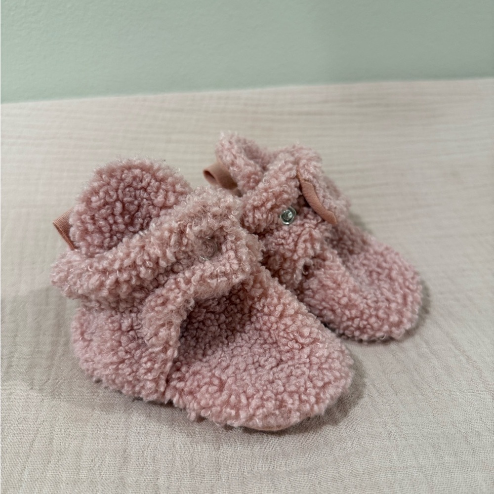 ROBEEZ Cozy Pink Sherpa Baby Booties
